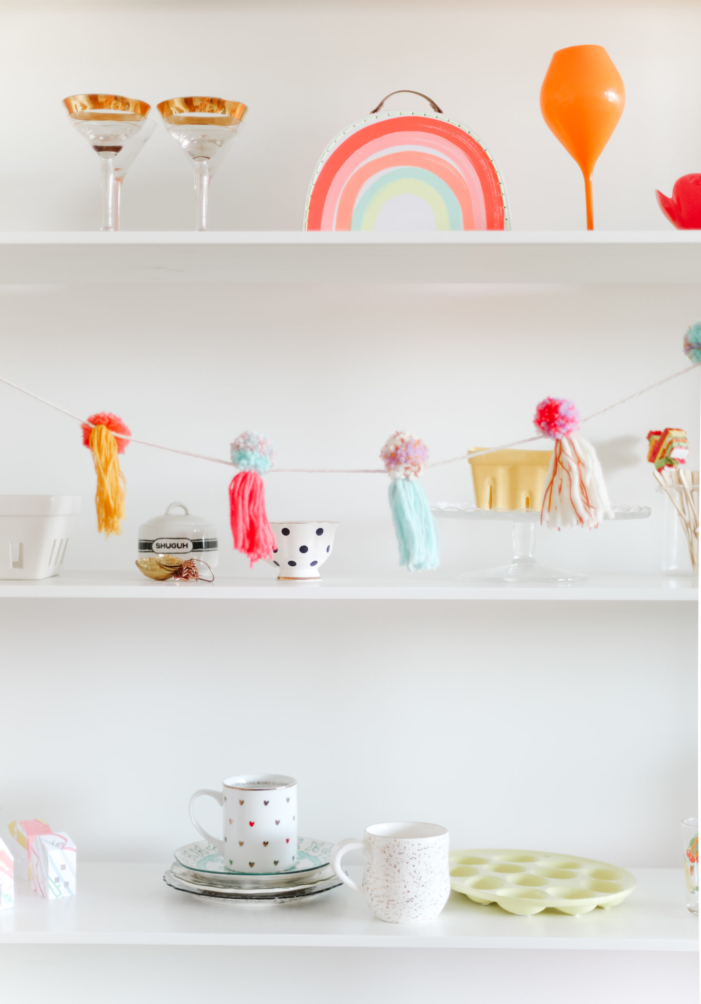 How to decorate a colourful shelf