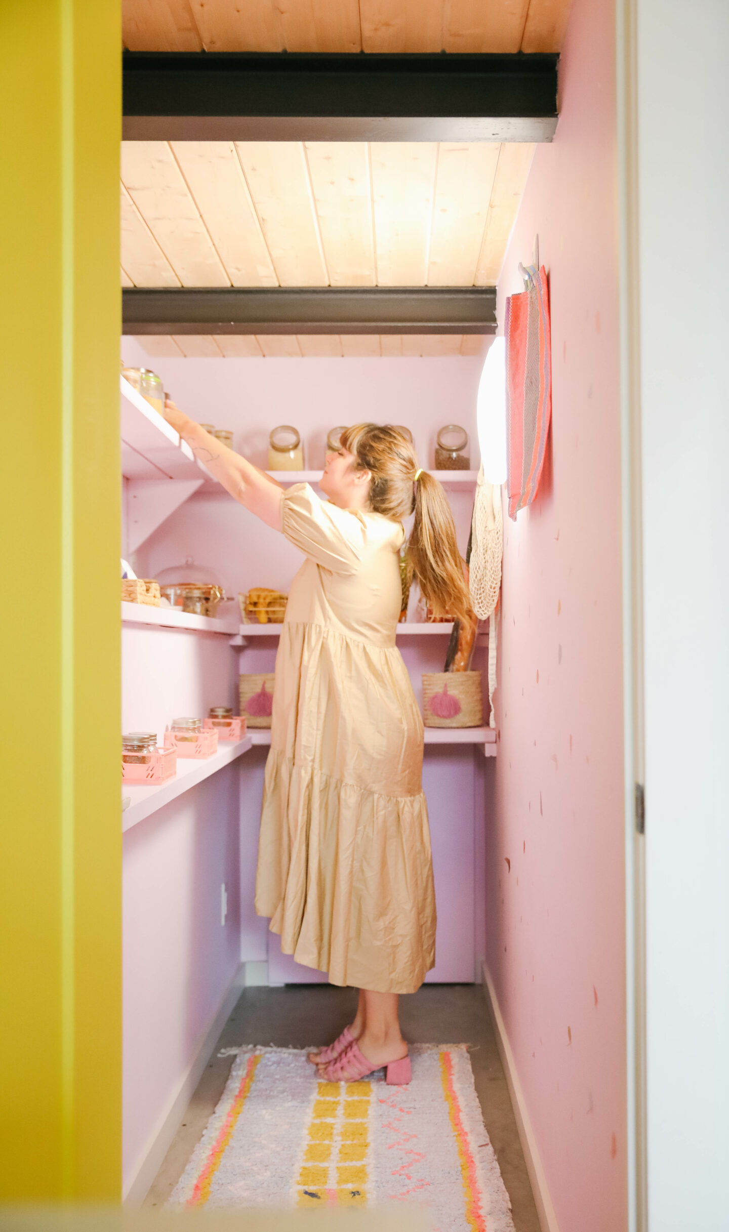 How to decorate a Kitchen Pantry