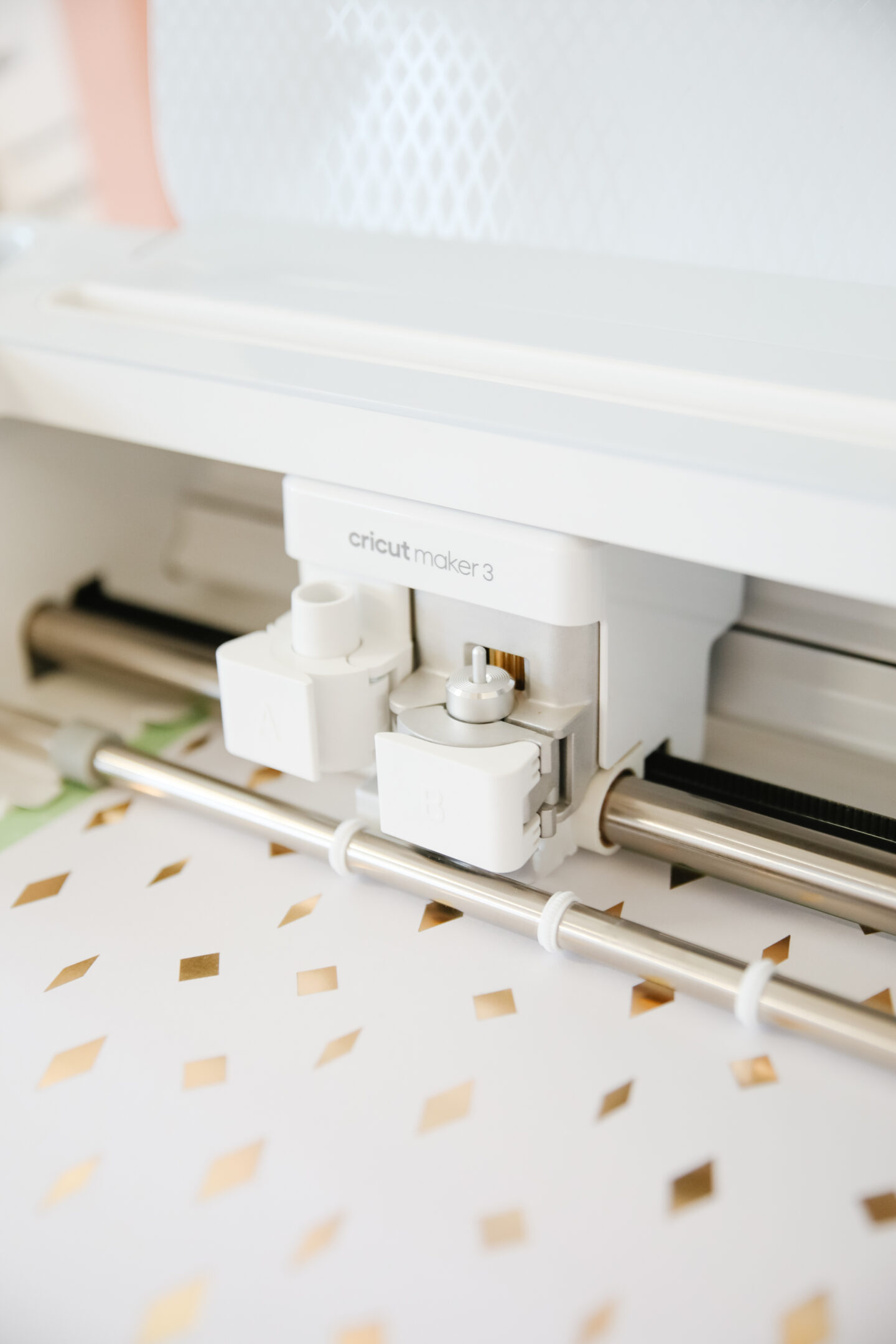 Cricut DIY project: Halloween Banner in Gold and White